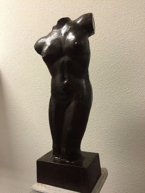Vrouwelijke Torso van Metaal op Steigerhouten Zuil - 160 cm