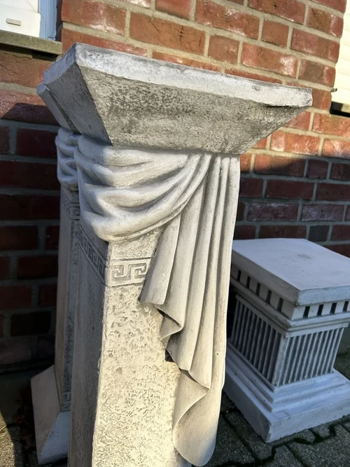 Pedestal - Column - 80 cm - with ornamental cloth - Solid Stone