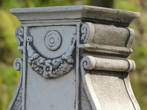 Elegant Pedestal - 31 cm - Stone