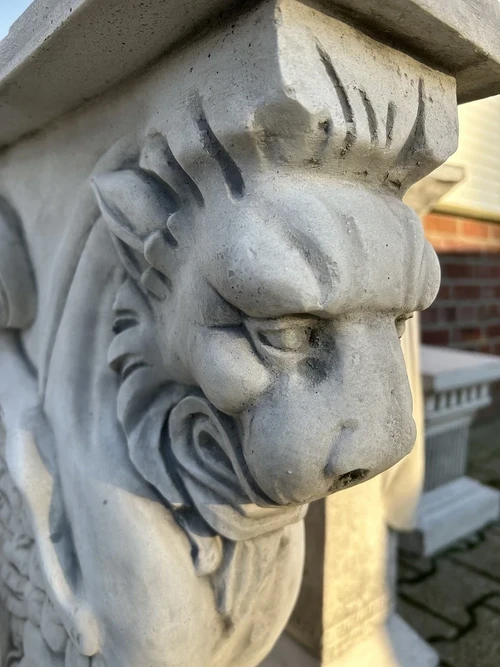 Unique Column with Lion - 72 cm - Pedestal - Solid Stone