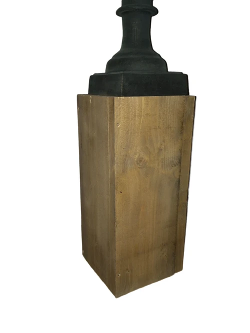 Steigerhouten robuuste zuil 0.5 meter hoog.