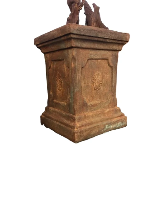 Steinsockel mit Oxidoberfläche, robuste Säule