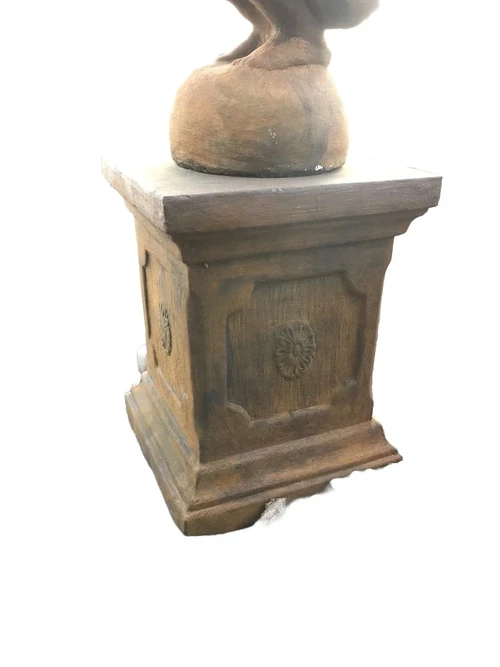 Steinsockel mit Oxidoberfläche, robuste Säule