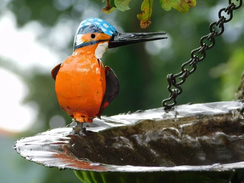 Hängendes Vogelhäuschen mit Vögeln und Kette – Metall – Handgefertigt