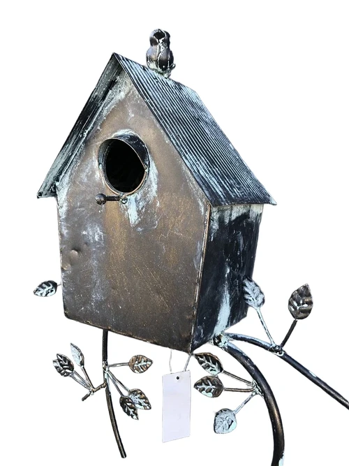 Schönes Metall-Vogelhaus für die Wand