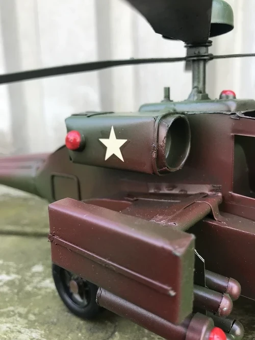 Metalen schaalmodel van een Apache helikopter, gevechtshelikopter