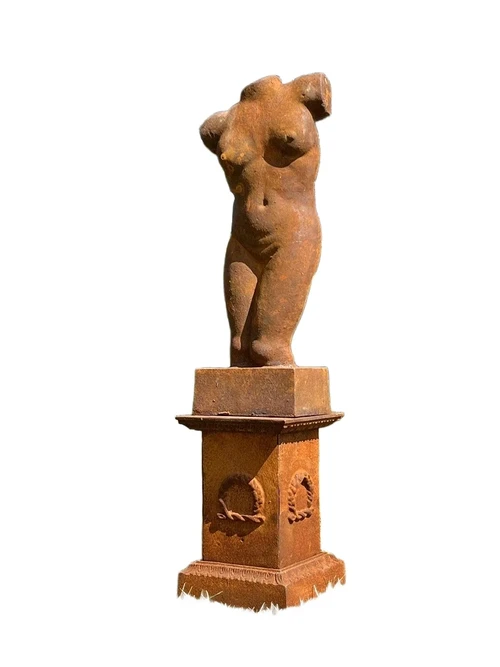 Vrouwelijke torso op sokkel - volledig gietijzer