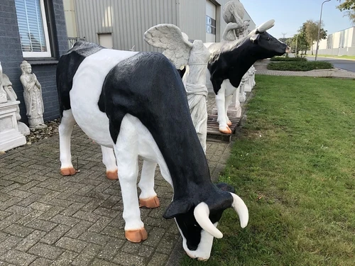 XXL Statue of a Grazing Cow – 130 x 200 cm – Polystone
