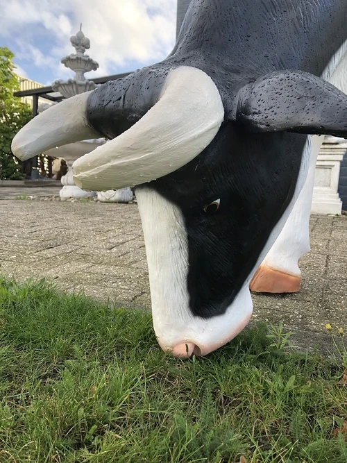 XXL Statue of a Grazing Cow – 130 x 200 cm – Polystone