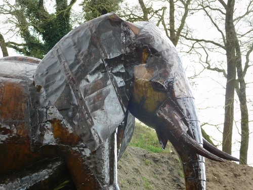 XXL-Elefant, handgefertigt – Metall – ca. 225 x 250 cm – Braune Ausführung