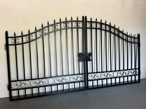 Wrought Iron Gate – Sleek Design – 596 cm – Black