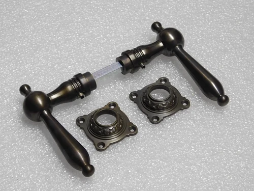 Türgriff-Set Revo mit Griffrosetten – Dunkel patiniertes Messing