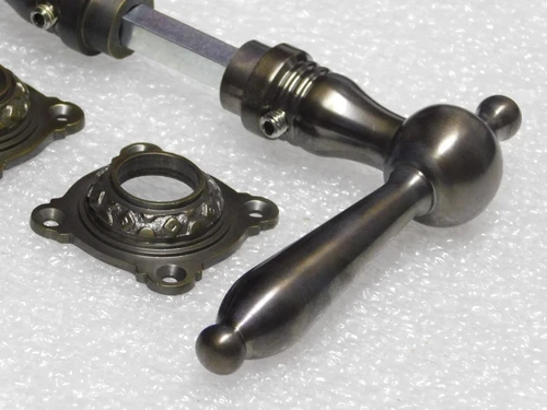 Türgriff-Set Revo mit Griffrosetten – Dunkel patiniertes Messing