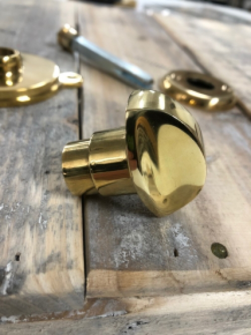 Twist lock for toilet or bathroom - polished brass