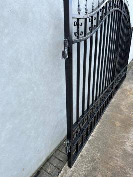 Beautiful black wrought iron gate – 547 cm wide – with rearing horse