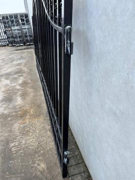 Beautiful black wrought iron gate – 547 cm wide – with rearing horse