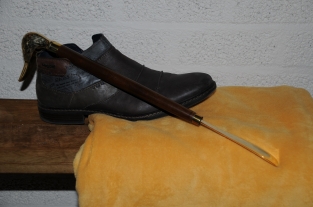 Beautiful brass hardwood shoehorn with duck head brass.