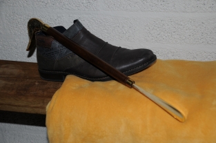 Beautiful brass hardwood shoehorn with duck head brass.