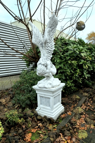 Zeer forse knielende Engel met vleugels omhoog op grote sokkel,  zeer fors !