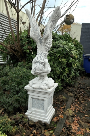 Zeer forse knielende Engel met vleugels omhoog op grote sokkel,  zeer fors !