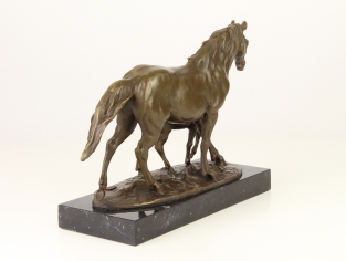 Een bronzen beeld van een paard en veulen.