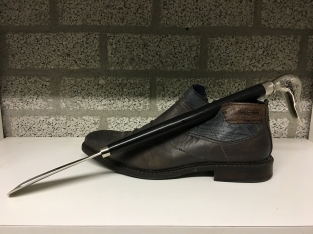 Beautiful nickel hardwood shoehorn with duck head nickel.