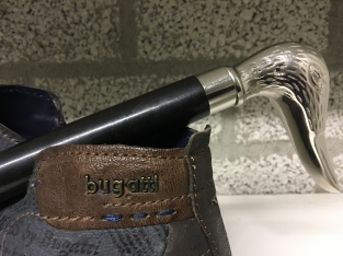 Beautiful nickel hardwood shoehorn with duck head nickel.