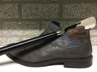 Beautiful nickel hardwood shoehorn with duck head nickel.