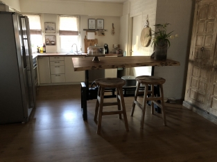 UNIEK EN HEEL FRAAI IS DEZE BOOMSTAMTAFEL MET GIETIJZEREN ONDERSTEL, IN HOOGTE DRAAIBAAR !!