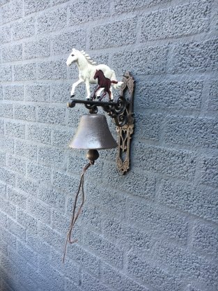 Deurbel ''Paard met veulen '' - gietijzer