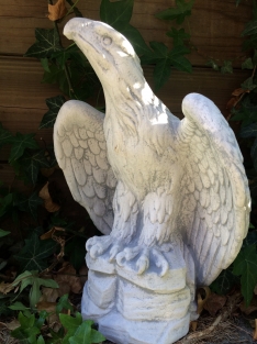 Ein schöner, sitzender Adler, voll von Stein