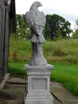 Adler auf Sockel – 165 cm – Stein