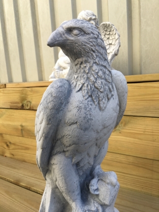 Ein schöner, sitzender Adler, voll von Stein
