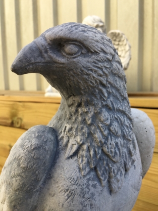Ein schöner, sitzender Adler, voll von Stein