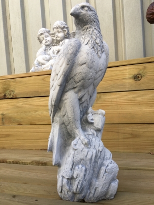 Ein schöner, sitzender Adler, voll von Stein