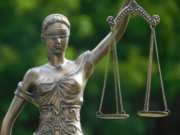Last one: Statue of Lady Justice - 46 cm - Polystone in Bronze