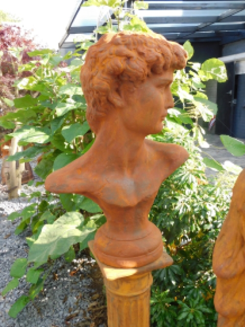 Sculptuur David op sokkel, massief steen oxide, prachtig!!