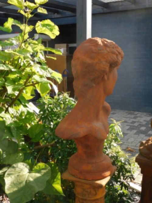 Sculptuur David op sokkel, massief steen oxide, prachtig!!