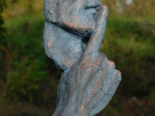 Beeld de Fluisteraar - Polystone - Blauw met Bronskleurig