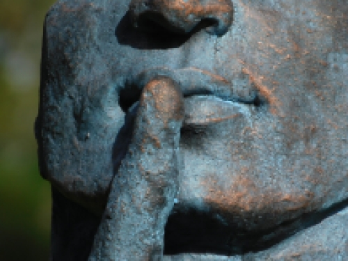 Beeld de Fluisteraar - Polystone - Blauw met Bronskleurig