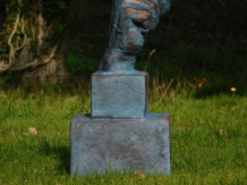 Beeld de Fluisteraar - Polystone - Blauw met Bronskleurig