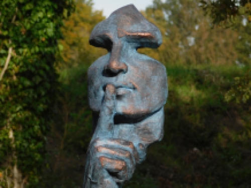 Beeld de Fluisteraar - Polystone - Blauw met Bronskleurig