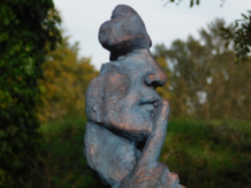 Beeld de Fluisteraar - Polystone - Blauw met Bronskleurig