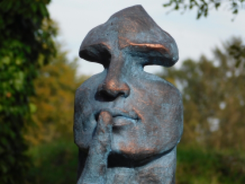 Beeld de Fluisteraar - Polystone - Blauw met Bronskleurig