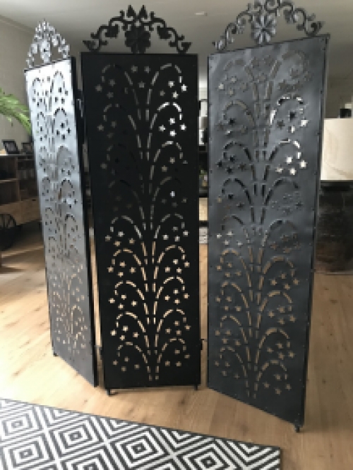 Heavy iron divider for indoor and garden use, beautiful!