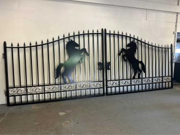Beautiful black wrought iron gate – 547 cm wide – with rearing horse
