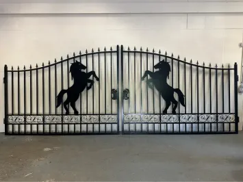 Beautiful black wrought iron gate – 547 cm wide – with rearing horse