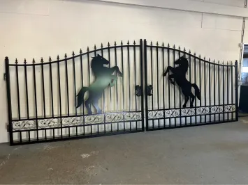Beautiful black wrought iron gate – 496 cm wide – with rearing horse