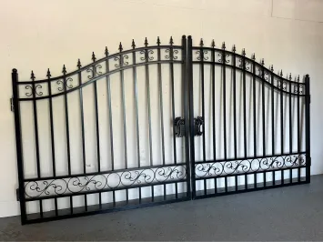 Wunderschönes schwarzes Schmiedeeisentor – 547 cm breit – schlichtes Design, wunderschönes schweres Gitterwerk.