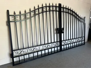 Wunderschönes schwarzes Schmiedeeisentor – 547 cm breit – schlichtes Design, wunderschönes schweres Gitterwerk.